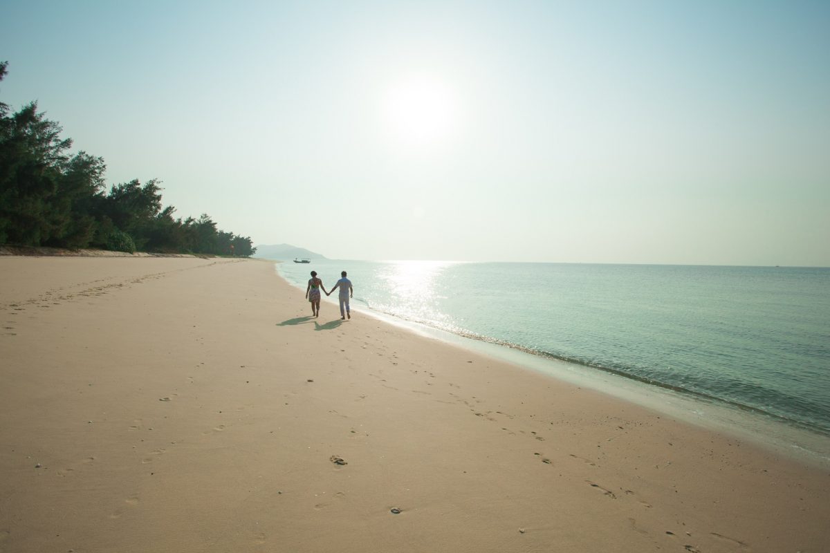 Bãi biển trên đảo Cô Tô Con